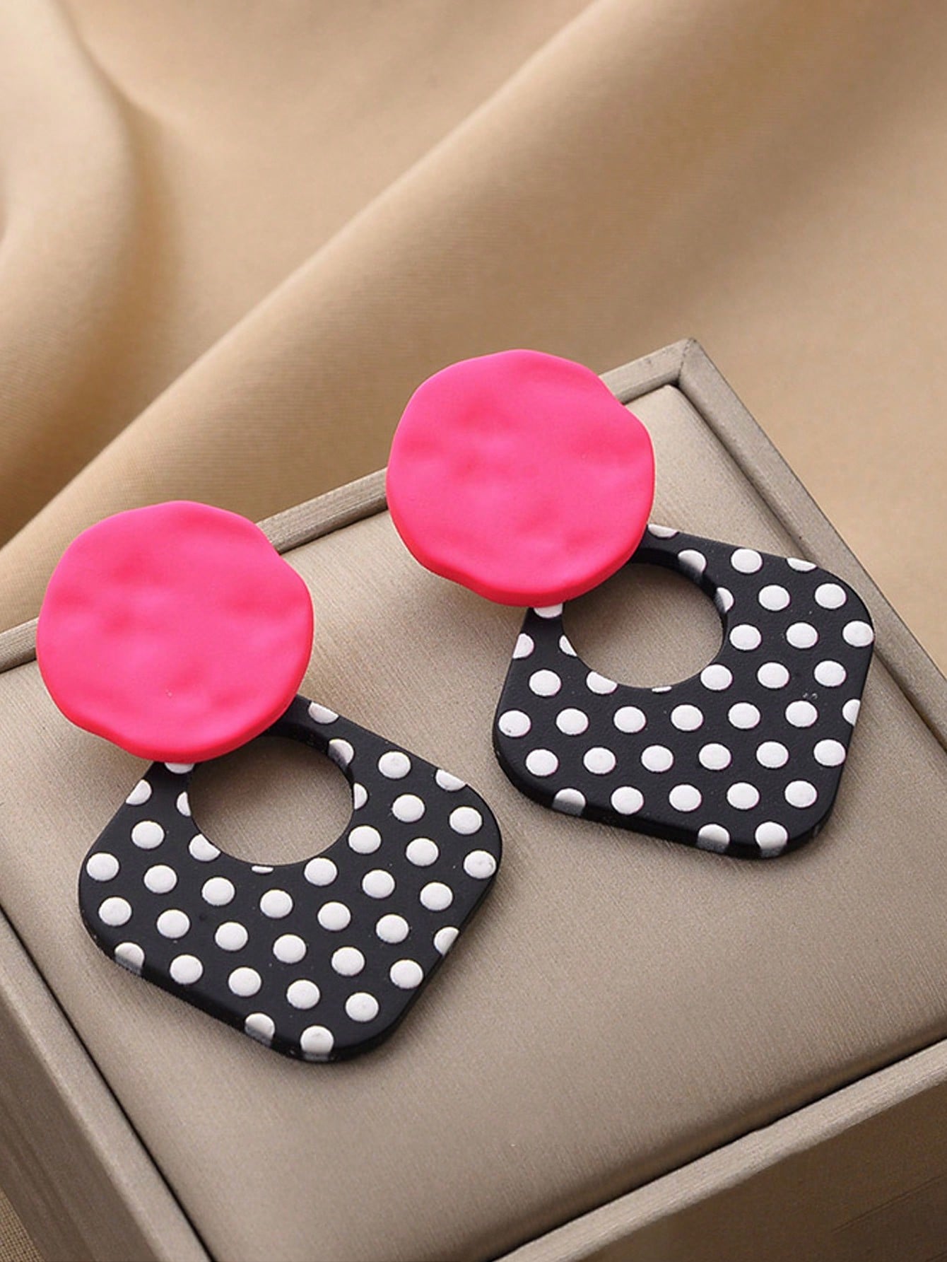 1 Pair of Fashionable Retro Personality Women'S Earrings, Sweet and Fresh Style, Black and White Polka Dot Earrings, Alloy, Acrylic and Stainless Steel Materials, Suitable for Daily, Festivals, Gatherings and Other Occasions, Can Be Used as Valentine'S Day Gifts, Holiday Gifts Valentines