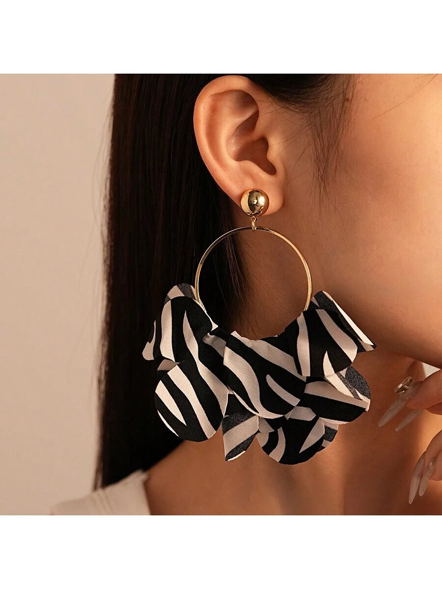 Andkiss 1Pair Camouflage Stripe Fabric Petal Earrings, Casual Daily Wear