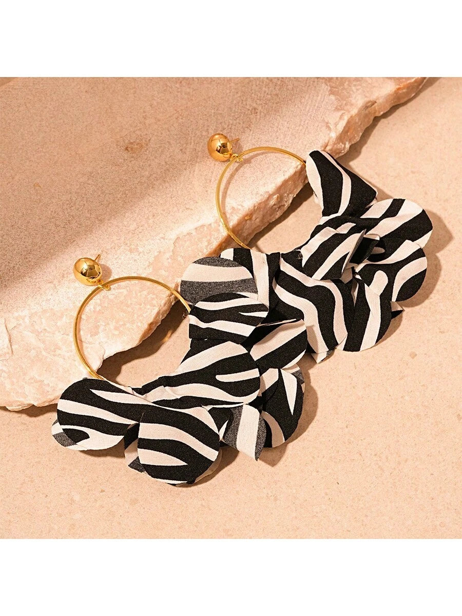 Andkiss 1Pair Camouflage Stripe Fabric Petal Earrings, Casual Daily Wear