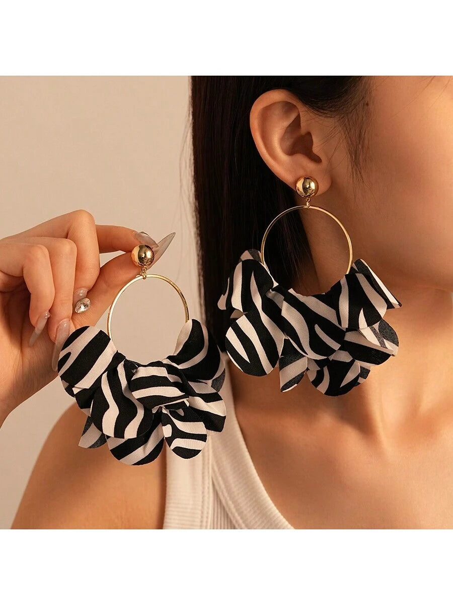 Andkiss 1Pair Camouflage Stripe Fabric Petal Earrings, Casual Daily Wear